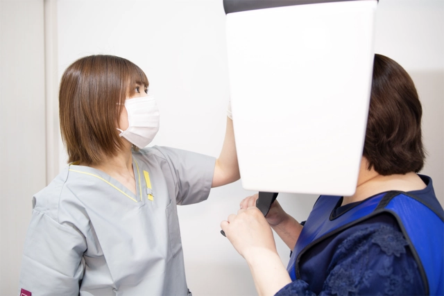 精密検査を行うスタッフ